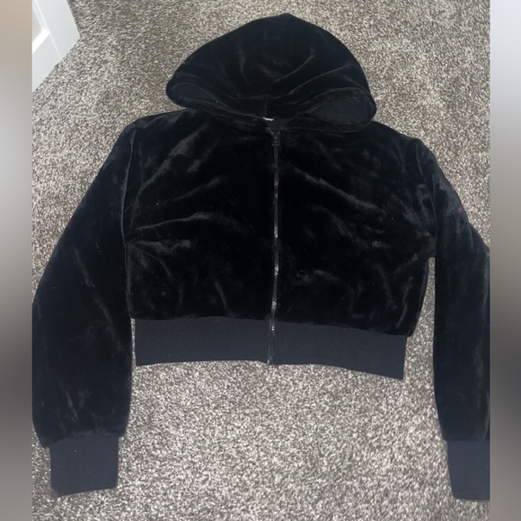 Black Cropped Fluffy Jacket 🐝🐝 - Picture 1 of 3